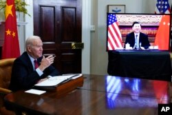 Presiden Joe Biden bertemu secara virtual dengan Presiden China Xi Jinping dari Ruang Roosevelt Gedung Putih di Washington, 15 November 2021. (Foto: AP)
