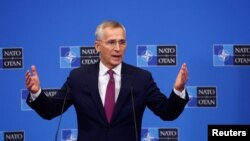 Generalni sekretar NATO-a Jens Stoltenberg govori na konferenciji za novinare u Briselu (Foto: REUTERS/Gonzalo Fuentes)