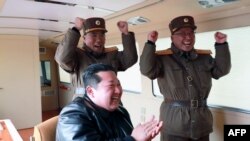 Foto transmitida por la agencia de prensa norcoreana KCNA muestra al líder de Corea del Norte, Kim Jong Un, entusiasmado por el lanzamiento de un misil balístico intercontinental el 24 de marzo de 2022.