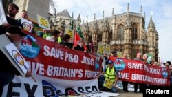 Aksi protes atas keputusan P&O Ferries untuk memecat ratusan karyawan di Westminster Square, London, Inggris, 21 Maret 2022. (REUTERS/May James)