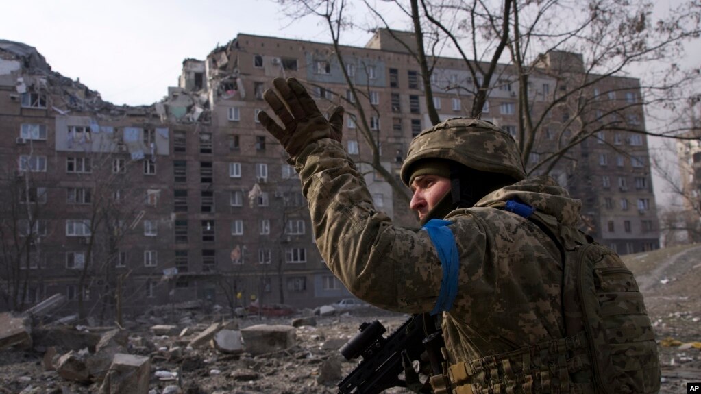 3月12日，马里乌波尔市一位乌军士兵守卫在阵地上。(photo:VOA)