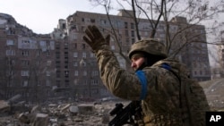 Ukrajinski vojnik na poziciji u Marijupolju, 12. mart 2022.