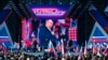 资料照片：在莫斯科举办的一场纪念俄罗斯吞并克里米亚八周年的音乐会上，现场发表演讲的俄罗斯总统普京出现在大屏幕上，其背景是一面写着“为了俄罗斯”的横幅。（2022年3月18日） 