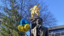 為了表達對烏克蘭人的支持，俄裔藝術家凱爾納（Mark Kelner)在喬治華盛頓大學的普希金雕像上掛上黃藍相間的氣球。 （照片來源：凱爾納提供）