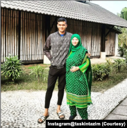 মায়ের সঙ্গে তাসকিন। (ছবি- Instagram@taskintazim)