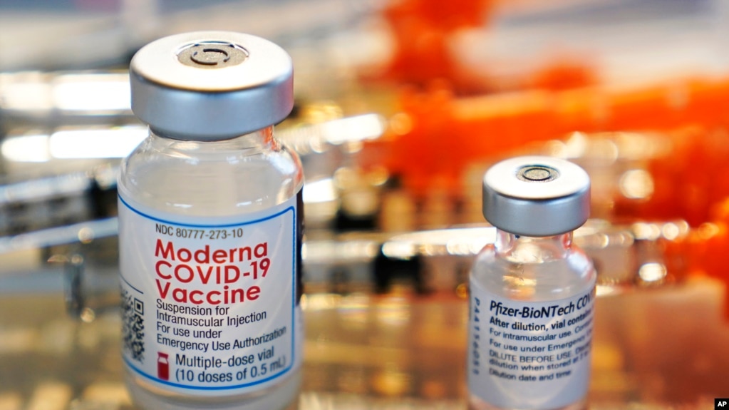 资料照片：新罕布什尔州一处临时诊所的莫德纳与辉瑞新冠疫苗加强针的针剂瓶。(2021年2月25日)(photo:VOA)