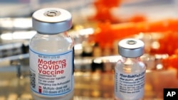 资料照片：新罕布什尔州一处临时诊所的莫德纳与辉瑞新冠疫苗加强针的针剂瓶。(2021年2月25日)