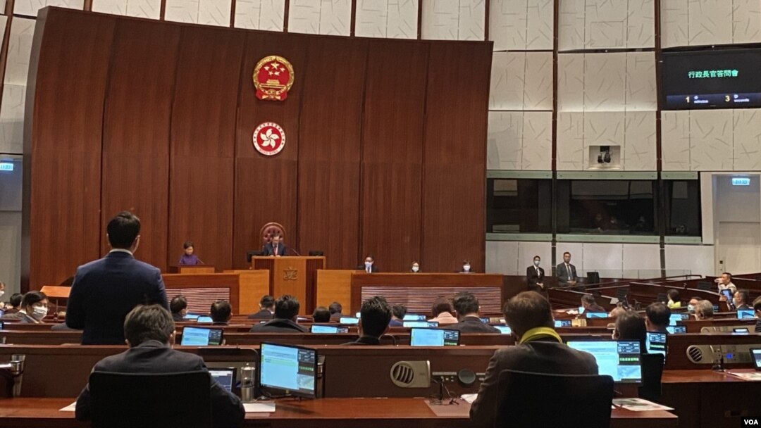 香港特首林鄭月娥宣佈暫緩全民強檢,呼籲施壓推行全民強檢的立法會議員反思, 言論引起多名立法會議員激烈反應。(美國之音 湯惠芸)