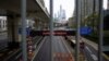 上海因新冠疫情封城，一条穿越黄浦江通往浦东的隧道入口被封。（2022年3月28日）