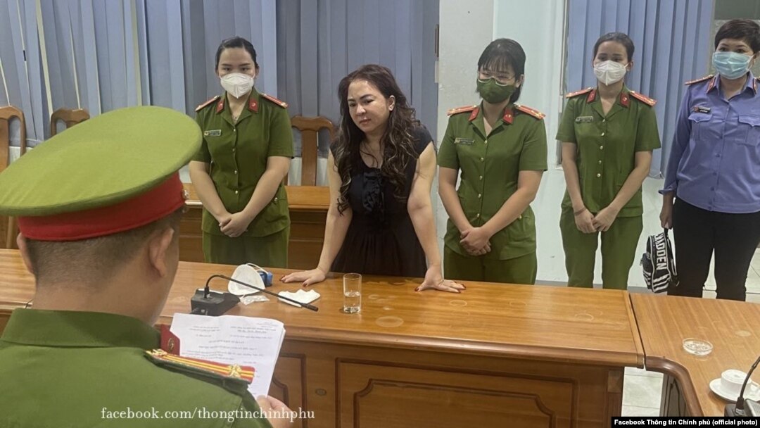 Từ đầu năm 2021, bà Nguyễn Phương Hằng (giữa) xuất hiện trên mạng xã hội và nhanh chóng thu hút sự quan tâm qua những buổi livestream cáo buộc một số nghệ sĩ ăn chặn tiền quyên góp từ thiện.