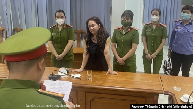Từ đầu năm 2021, bà Nguyễn Phương Hằng (giữa) xuất hiện trên mạng xã hội và nhanh chóng thu hút sự quan tâm qua những buổi livestream cáo buộc một số nghệ sĩ ăn chặn tiền quyên góp từ thiện.