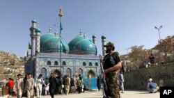 资料照：阿富汗塔利班士兵在庆祝波斯新年的日子里在喀布尔的清真寺前站岗。（2022年3月21日）