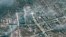 Imaj satelit sa a ke Maxar Technologies pran Lendi 21 Mas 2022 montre sant Dramatik Mariupol la (anwo fe mitan an) ak zon alantou li ki andomaje nan Mariupol, Ikren.