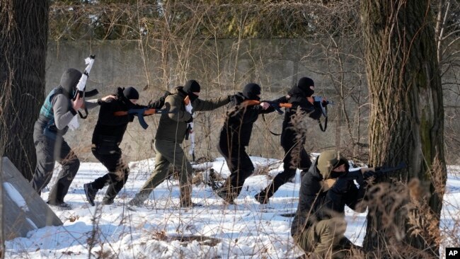 Anëtarë të Legjionit Gjeorgjian stërvisin civilët pranë Kievit (4 shkurt 2022)