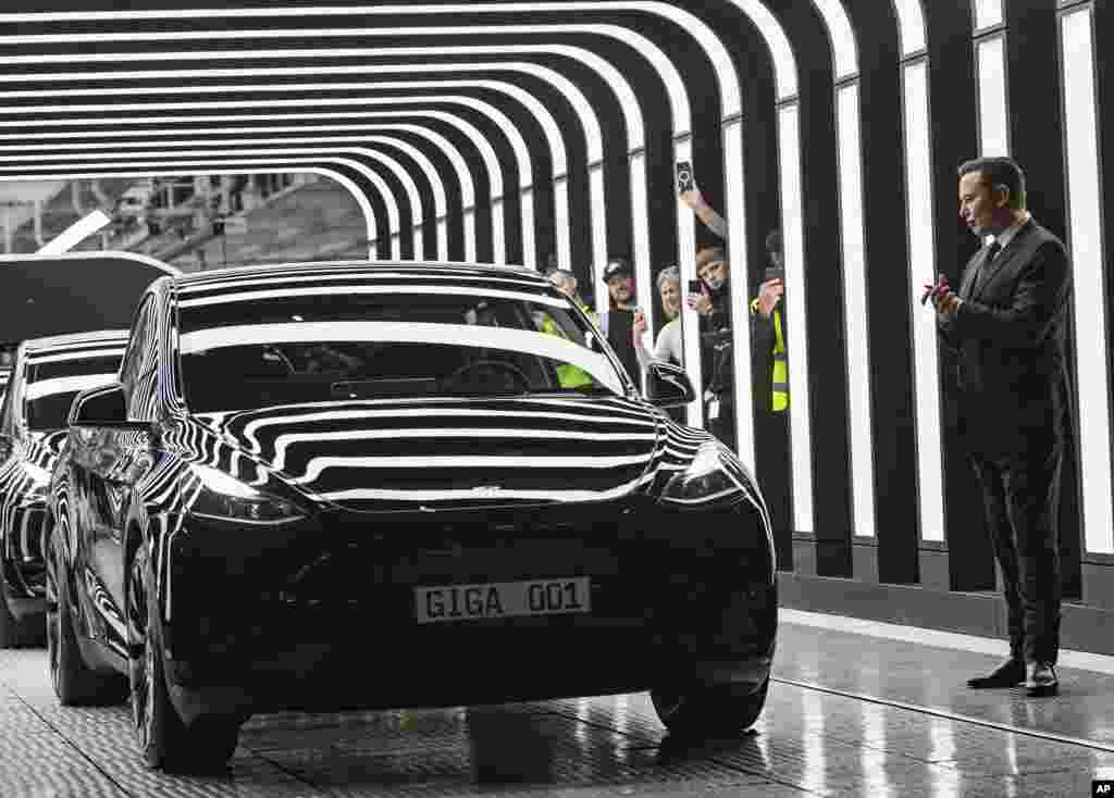 Elon Musk, Tesla CEO, right, claps hands at the opening of the Tesla factory Berlin Brandenburg in Gruenheide, Germany.