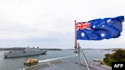 Kapal induk HMAS Adelaide bertolak dari Sydney menuju Brisbane, 18 Januari 2022. (Susan Mossop / AUSTRALIA DEFENSE FORCE / AFP)