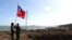 一名台湾士兵向在金门岛上的台湾旗帜敬礼。(2021年10月15日)