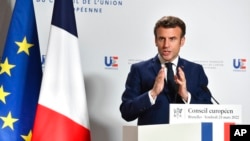 Presiden Prancis Emmanuel Macron berbicara selama konferensi media setelah KTT Uni Eropa di Brussels, 25 Maret 2022. (Foto: AP)