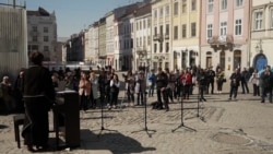 Koncert na otvorenom između sirena za uzbunu u Lavovu