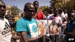 Le colonel Mamady Doumbouya (photo de droite), qui a pris le pouvoir par la force en septembre 2021 et s'est depuis lors fait investir président, a placé ces "assises" sous le signe de la "réconciliation" et du "pardon".