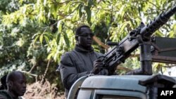 "La France condamne fermement la tentative de coup de force intervenue récemment contre le président Adama Barrow en Gambie", a souligné le Quai d'Orsay dans un communiqué.