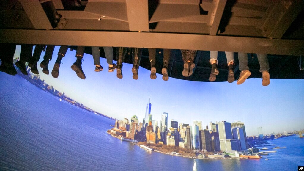 图为纽约市曼哈顿区一个室内游乐场所（2022年3月1日）(photo:VOA)