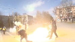 人们在被俄军占领的赫尔松街头抗议示威，反对俄罗斯入侵，俄军动用眩目弹。(2022年3月21日)