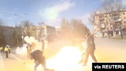(FILE) Pasukan Rusia melempari granat kejut ke arah para demonstran yang memprotes invasi Rusia di Ushakova Avenue, Kherson, Ukraina, 21 Maret 2022.