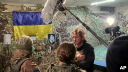 Голливудский актер и продюсер Шон Пенн беседует с военнослужащими ВС Украины 18 ноября 2021 г. во время съемок фильма. (Фото: Пресс-служба объединенных сил Украины via AP)