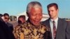 "Une version numérique du mandat d'arrêt original de 1961 contre Nelson Mandela a été spécialement conçue et sera mise en vente 61 ans après son émission", a déclaré la plateforme d'enchères en ligne. 