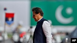পাকিস্তানের জাতীয় দিবস উদযাপনে ইসলামাবাদে আয়োজিত একটি সামরিক প্যারেডে যোগ দিতে এসে পৌঁছান প্রধানমন্ত্রী ইমরান খান। ২৩ মার্চ, ২০২২। ফাইল ছবি। 