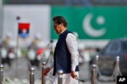 Perdana Menteri Pakistan Imran Khan tiba untuk menghadiri parade militer untuk memperingati Hari Nasional Pakistan di Islamabad, Pakistan, Rabu, 23 Maret 2022. (Foto: AP)