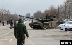 20일 우크라이나 남동부 항구도시 마리우폴에서 친러시아 반군 전차가 활동하고 있다.