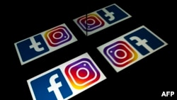 페이스북과 인스타그램 로고(왼쪽 아래)가 거울에 반사돼 보이고 있다. (자료사진)