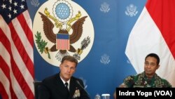 Panglima Komando Amerika di Indo-Pasifik Laksamana John C. Aquilino dan Panglima TNI Jendral Andika Perkasa (kanan) di Jakarta, 21 Maret 2022. (VOA/Indra Yoga)
