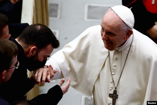 El Papa Francisco interactúa con los participantes después de un curso de estudio sobre el sacramento de la penitencia en el Aula Pablo VI, en el Vaticano, el 25 de marzo de 2022