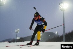 Atlet sky Ukraina Anastasiya Merkushyna tengah bertanding dalam nomor Biathlon, 10km putri pada Olimpiade Beijing 2022, 13 Februari 2022.. (REUTERS/Athit Perawongmetha)