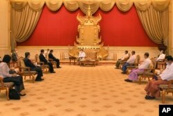 Ketua Dewan Administrasi Negara Myanmar Jenderal Senior Min Aung Hlaing (tengah), berbicara dengan Menlu Kamboja dan Utusan Khusus ASEAN untuk Myanmar Prak Sokhonn (kiri depan) dalam pertemuan di Naypyitaw, Myanmar, Senin, 21 Maret 2022. (Military True News Information Team via AP)