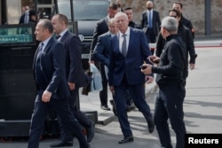 알렉산드르 포민(가운데) 러시아 국방차관이 29일 터키 이스탄불에서 우크라이나와의 정전협상 5차 회담장을 나서고 있다.