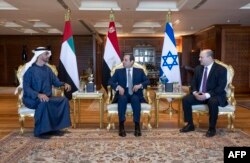 Dari kiri: Putra Mahkota Abu Dhabi dan Wakil Panglima Tertinggi Angkatan Bersenjata UEA Mohamed bin Zayed Al Nahyan, Presiden Mesir Abdel Fattah al-Sisi, dan Perdana Menteri Israel Naftali Bennett di resor Laut Merah Mesir, Sharm el-Sheikh. (Hamad AL-KAABI / Kementerian Kepresidenan UEA / AFP)