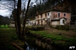 Rumah-rumah yang ditinggalkan di dekat desa Barreiros, 19 Februari 2014. Banyak dusun terlantar di Spanyol yang biasanya ditinggalkan oleh penghuninya yang pindah ke kota-kota besar atau daerah yang lebih subur untuk mendapatkan pekerjaan. (AFP/ MIGUEL RIOPA)