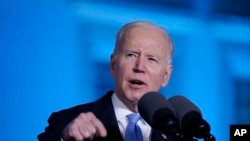 Presiden AS Joe Biden saat memberikan pidato di Warsawa, Polandia, Sabtu (26/3).