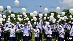 Students hold white balloons during a demonstration against violence, after recent incidents between Thai rangers and suspected separatists, in Ra-ngae district in the southern Thai province of Narathiwat, March 21, 2022.