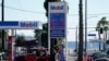 ARCHIVO - Los precios de la gasolina vistos en una gasolinera el 11 de marzo de 2022 en Long Beach, California, EEUU.