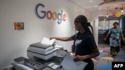 Une femme fait des copies au bureau de l'intelligence artificielle de Google (IA) à Accra au Ghana, le 10 avril 2019. C'est le premier centre d'IA établi en Afrique par Google. (Photo AFP/ CRISTINA ALDEHUELA)