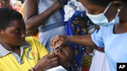 Mtoto akipatiwa chanjo ya Polio katika uzinduzi wa kampeni ya zoezi hilo Lilongwe Malawi, Sunday March 20, 2022. (AP Photo/Thoko Chikondi)