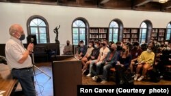 Phóng viên chiến trường Ron Haeberle nói chuyện với các sinh viên tại Đại học San Diego ngày 16/3 về cuộc thảm sát ở Mỹ Lai.
