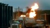 Sejumlah truk tangki tampak mengantri di dekat sumber gas alam di Williston, North Dakota, pada 9 Juni 2014. (Foto: AP/Charles Rex Arbogast)