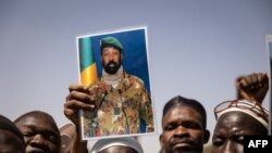 Un poster du chef du junte malienne, le colonel Assimi Goïta, lors d'une manifestation à Bamako.