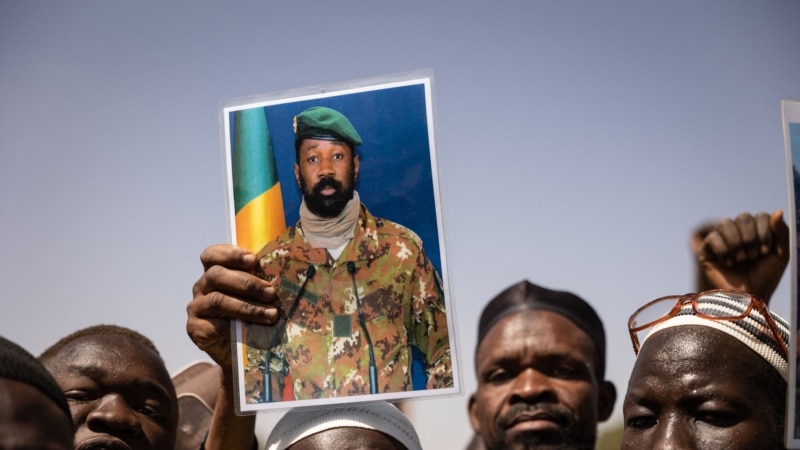 Le chef de la junte malienne reçoit l'envoyé américain pour les otages